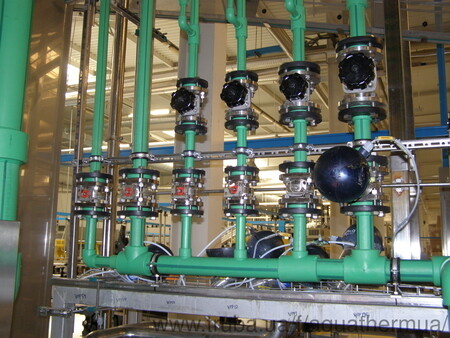 Трубопровод в производственном цеху